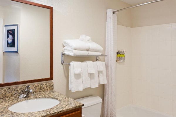Candlewood Suites EASTCHASE PARK image 27