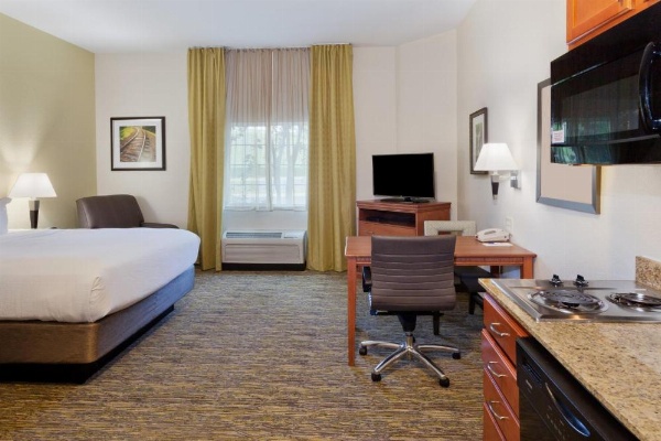 Candlewood Suites EASTCHASE PARK image 39