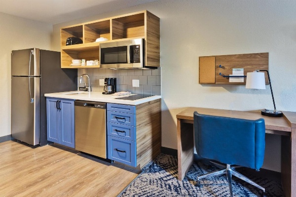 Candlewood Suites EASTCHASE PARK image 4
